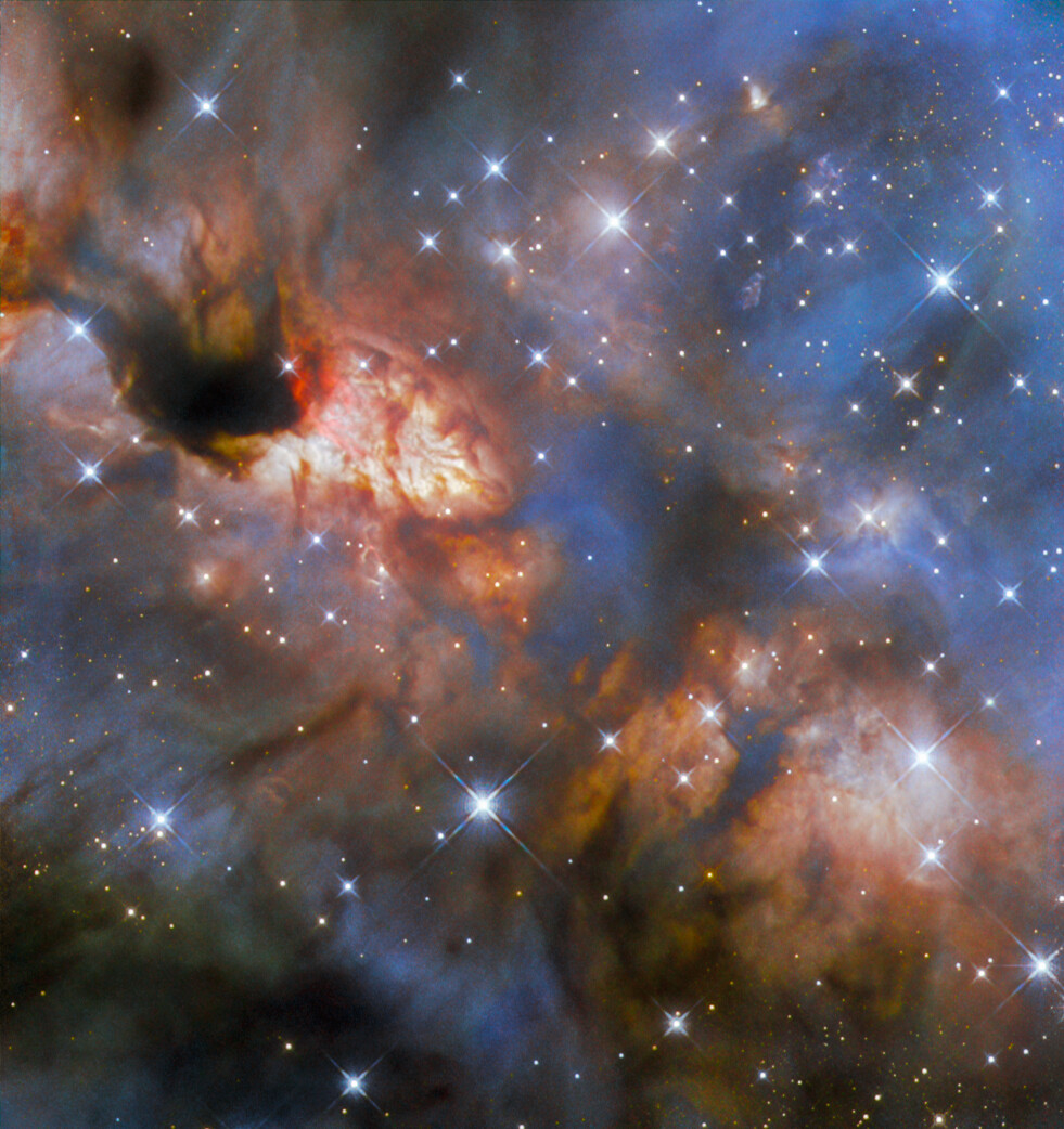 Телескоп Хаббл сделал снимок относительно близкой области звездообразования IRAS 16562-3959, которая находится в пределах Млечного Пути в созвездии Скорпиона, примерно в 5900 световых годах от Земли